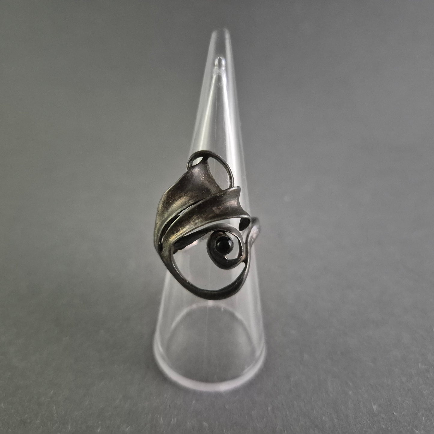 Silberring mit floraler Verzierung Künstlerisches Design mit Onyx-Akzent