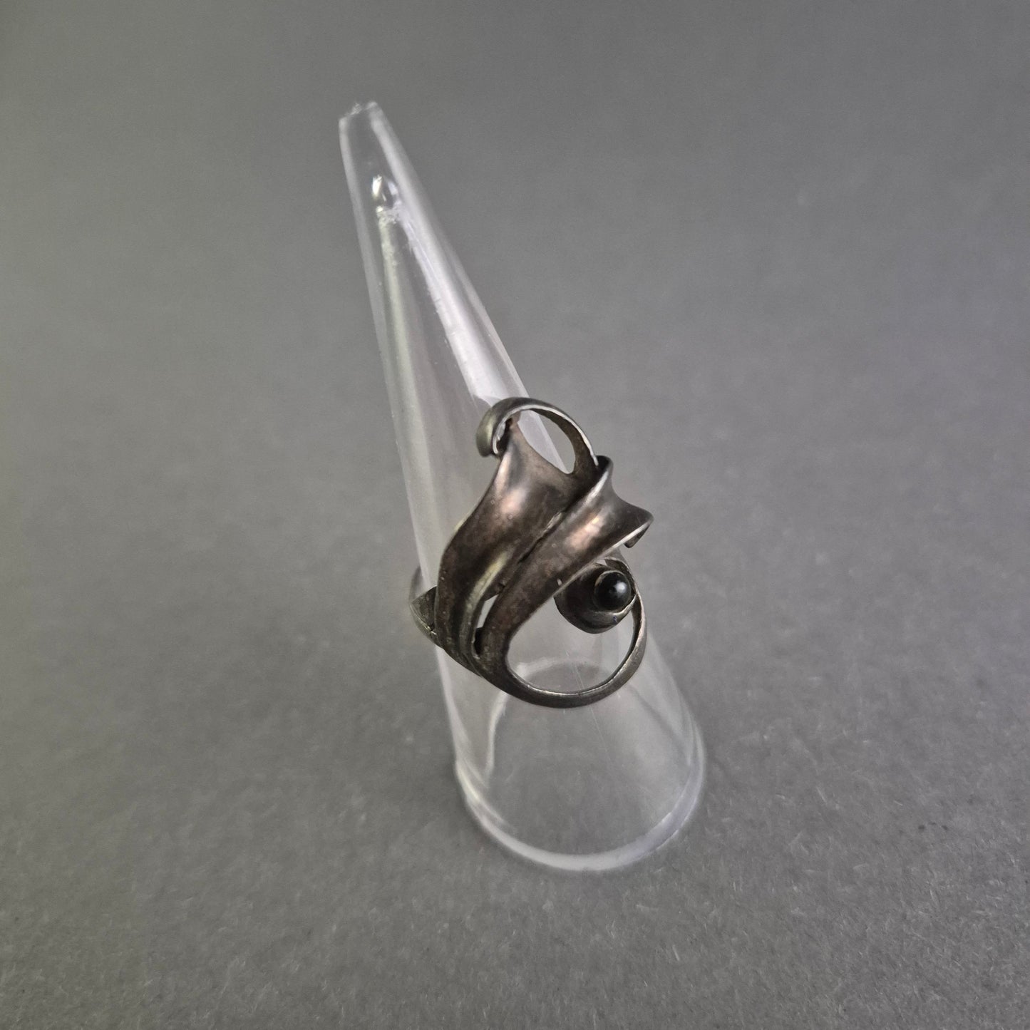 Silberring mit floraler Verzierung Künstlerisches Design mit Onyx-Akzent