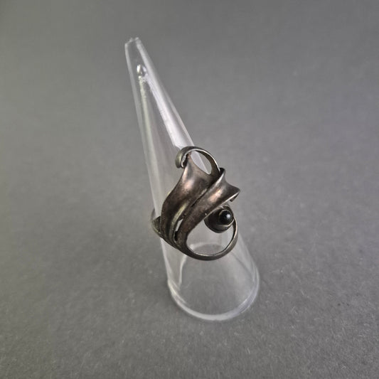 Silberring mit floraler Verzierung Künstlerisches Design mit Onyx-Akzent