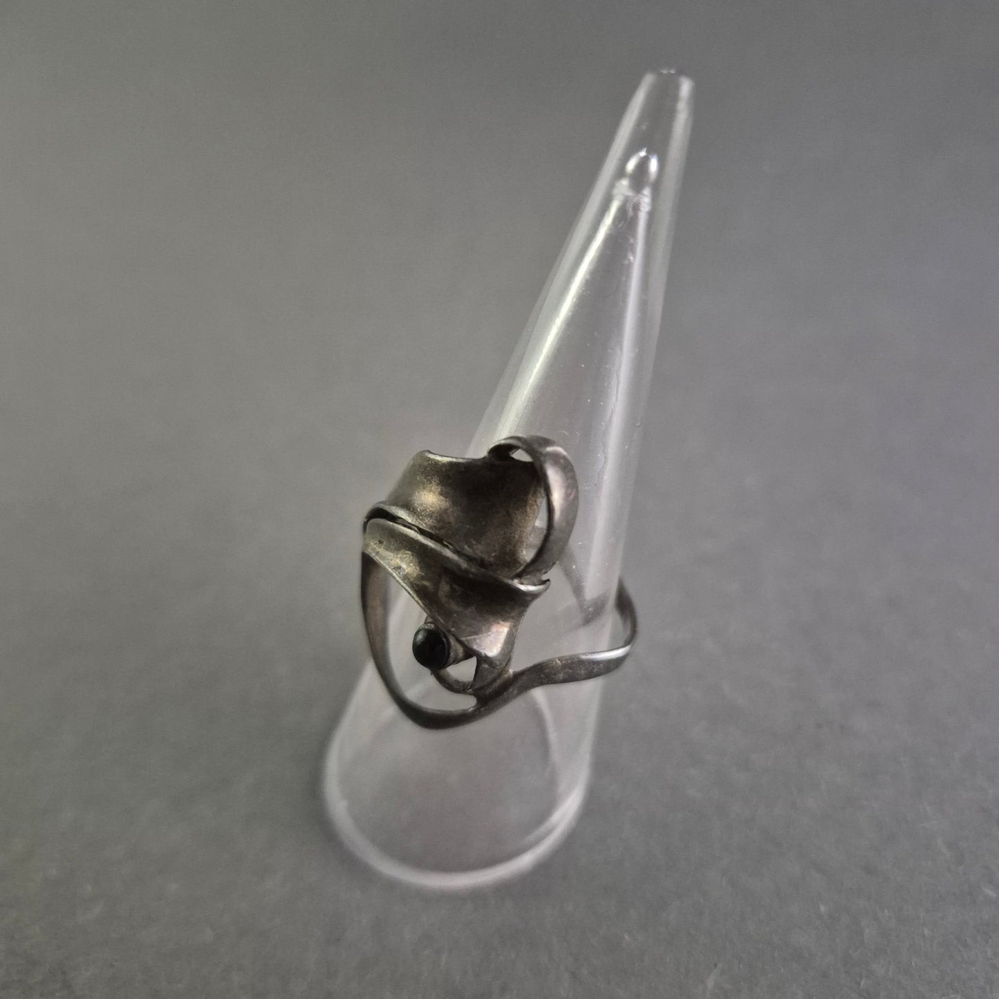 Silberring mit floraler Verzierung Künstlerisches Design mit Onyx-Akzent