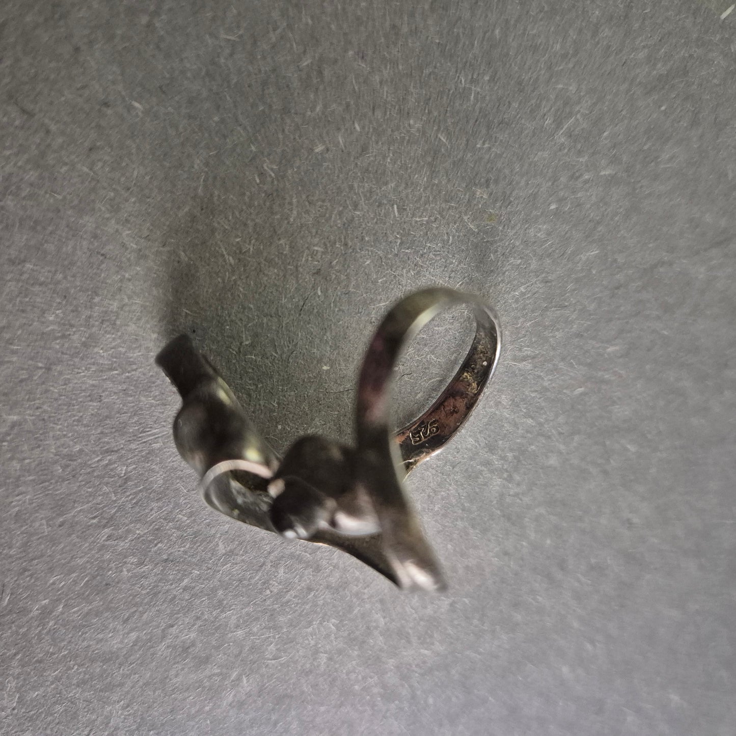 Silberring mit floraler Verzierung Künstlerisches Design mit Onyx-Akzent