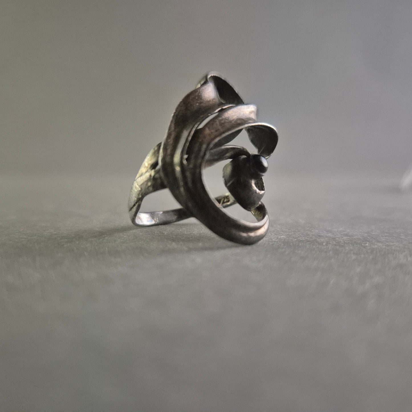 Silberring mit floraler Verzierung Künstlerisches Design mit Onyx-Akzent