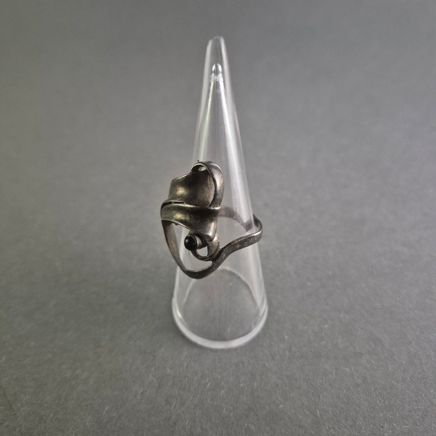 Silberring mit floraler Verzierung Künstlerisches Design mit Onyx-Akzent