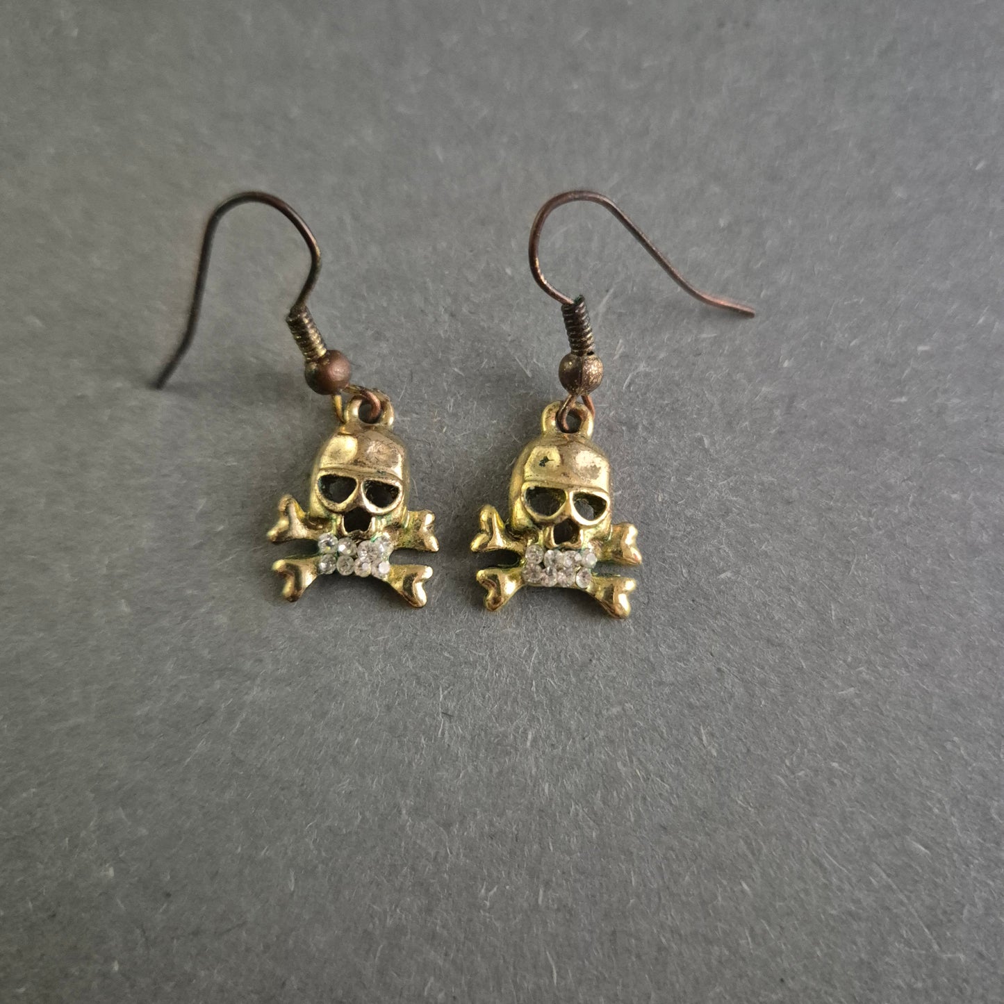 Vintage Totenkopf-Ohrringe – Goldfarbene Skull-Anhänger mit Strassakzent