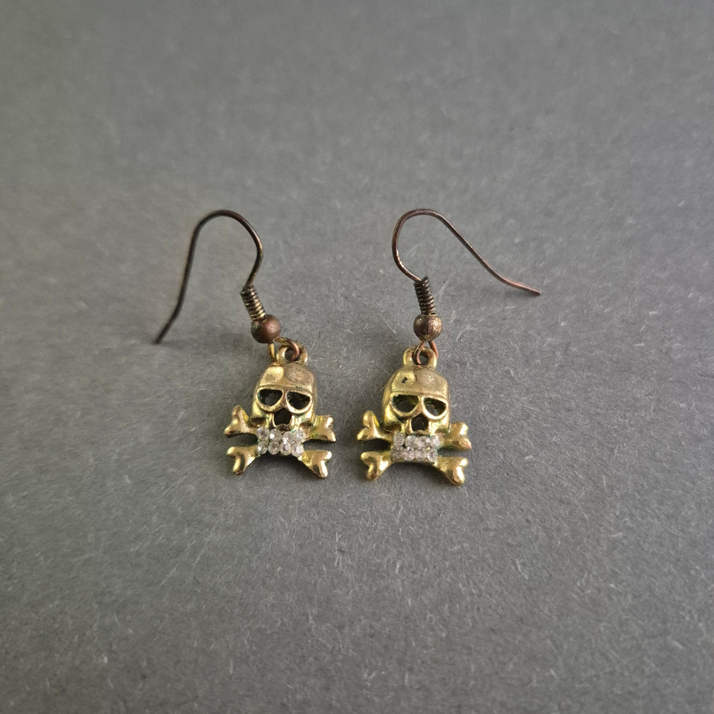 Vintage Totenkopf-Ohrringe – Goldfarbene Skull-Anhänger mit Strassakzent