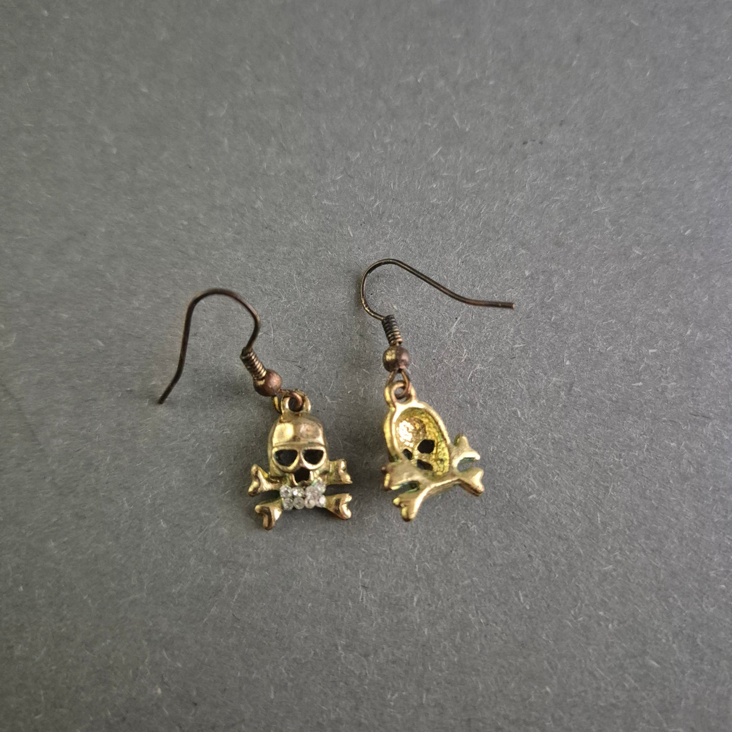 Vintage Totenkopf-Ohrringe – Goldfarbene Skull-Anhänger mit Strassakzent