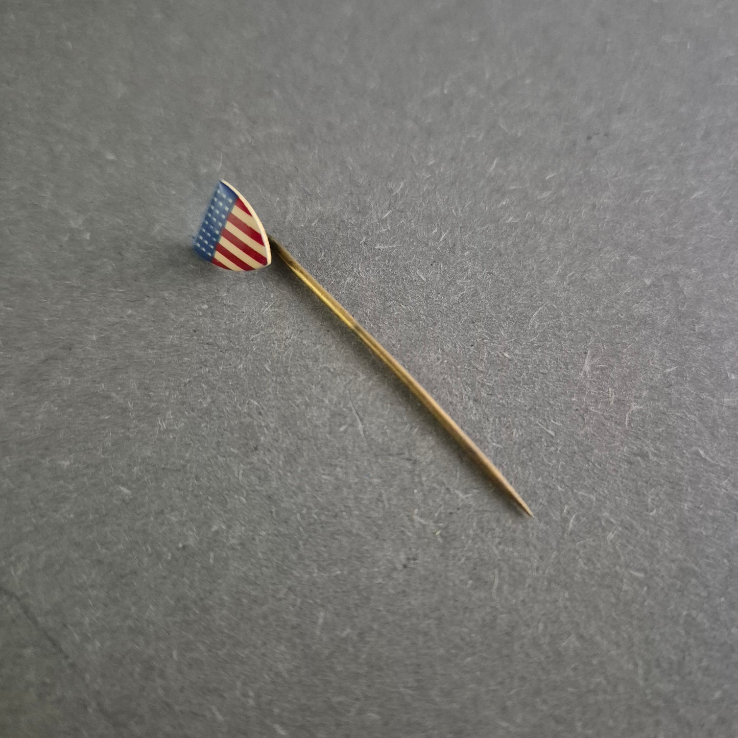 Vintage Anstecknadel mit USA-Wappen – Patriotic Style in Emaille