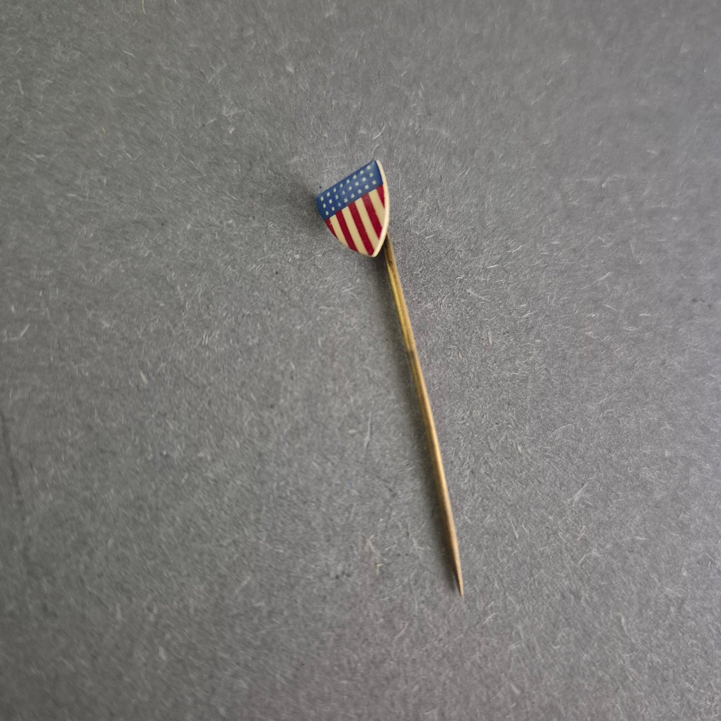 Vintage Anstecknadel mit USA-Wappen – Patriotic Style in Emaille