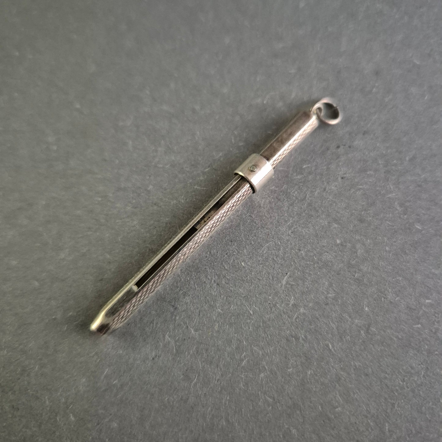 Antiker Silberbleistift-Anhänger – Elegantes Schreibgerät im Vintage-Stil