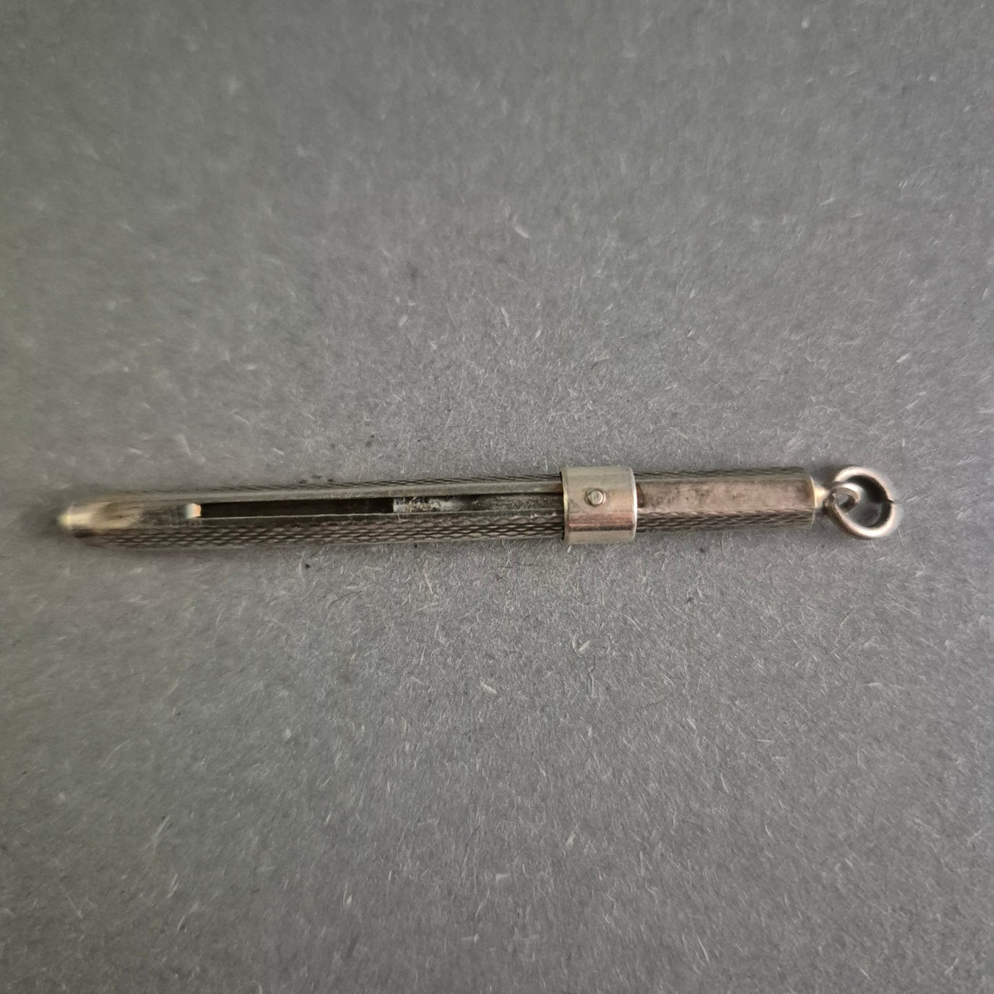 Antiker Silberbleistift-Anhänger – Elegantes Schreibgerät im Vintage-Stil