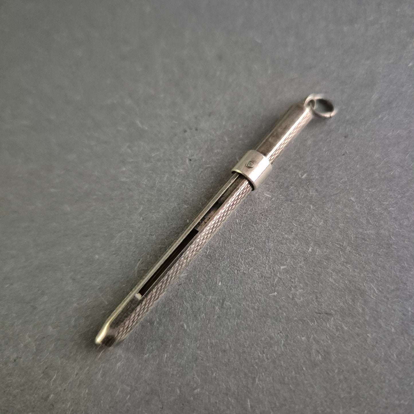 Antiker Silberbleistift-Anhänger – Elegantes Schreibgerät im Vintage-Stil