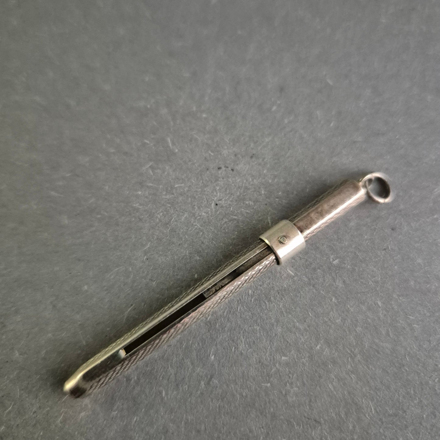 Antiker Silberbleistift-Anhänger – Elegantes Schreibgerät im Vintage-Stil