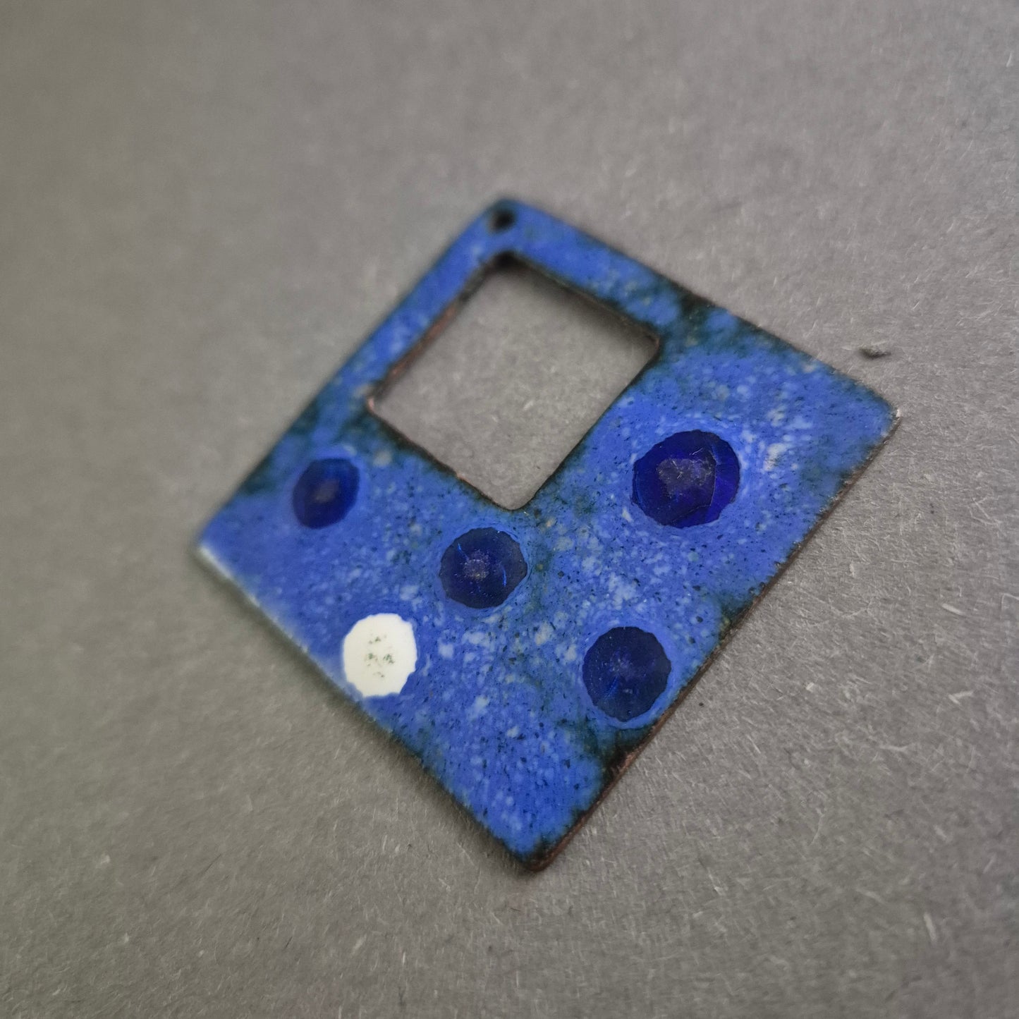 Vintage Emaille-Zifferblatt in Blau – Künstlerisches Design für Uhrenliebhaber