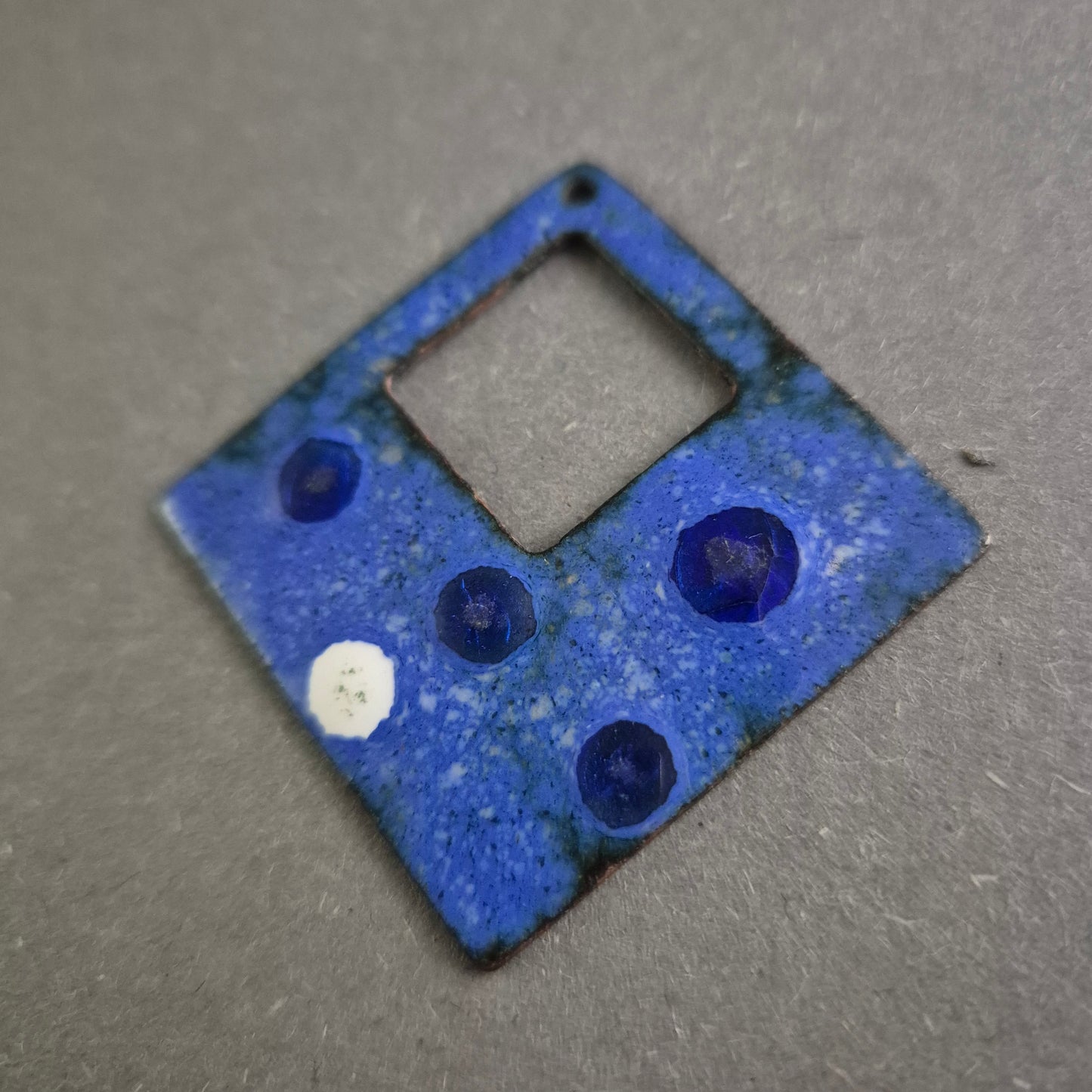 Vintage Emaille-Zifferblatt in Blau – Künstlerisches Design für Uhrenliebhaber