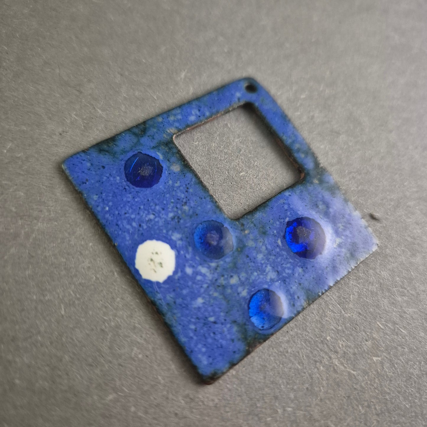 Vintage Emaille-Zifferblatt in Blau – Künstlerisches Design für Uhrenliebhaber