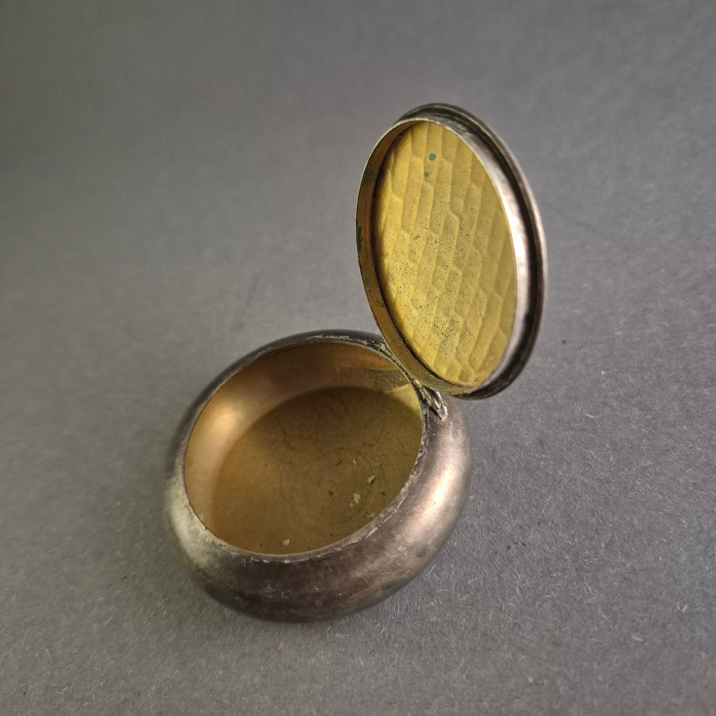 Antike Silberdose mit Klappdeckel – Elegantes Vintage-Design