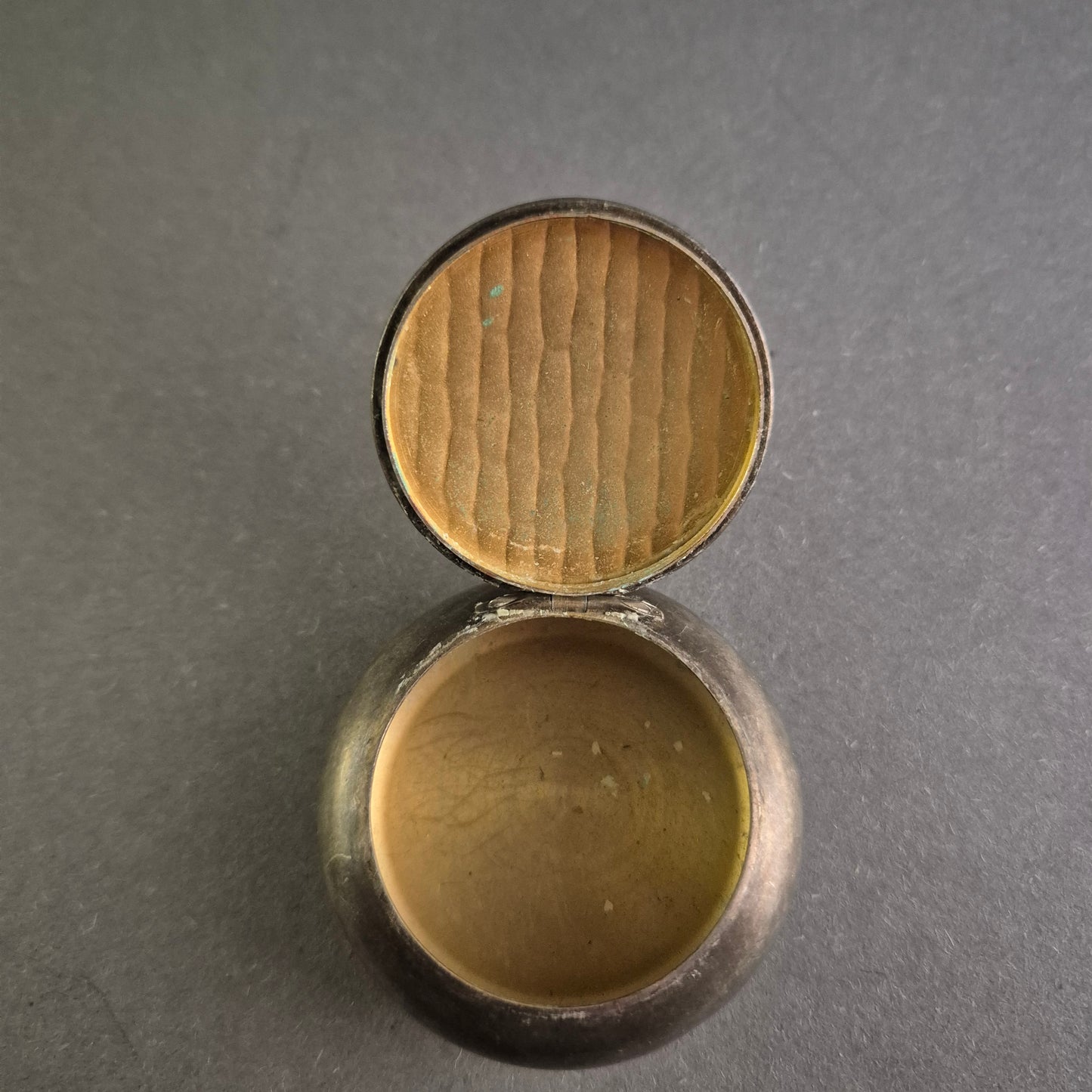 Antike Silberdose mit Klappdeckel – Elegantes Vintage-Design