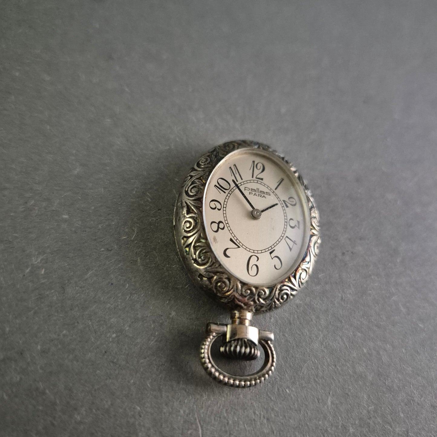 Elegante Pallas Para Taschenuhr – Vintage-Design mit filigraner Gravur