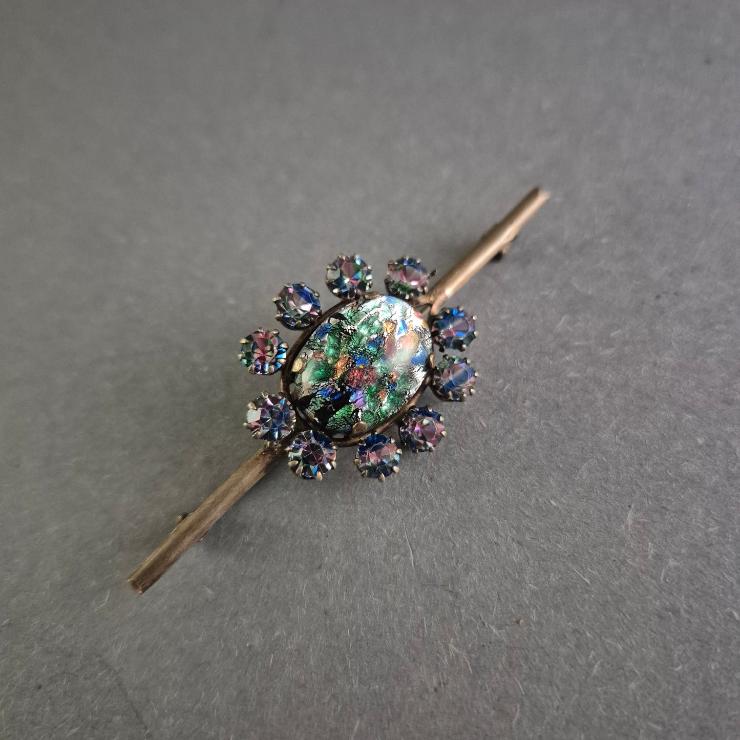 Elegante Vintage-Brosche mit schillernden Kristallen – Zeitlose Eleganz