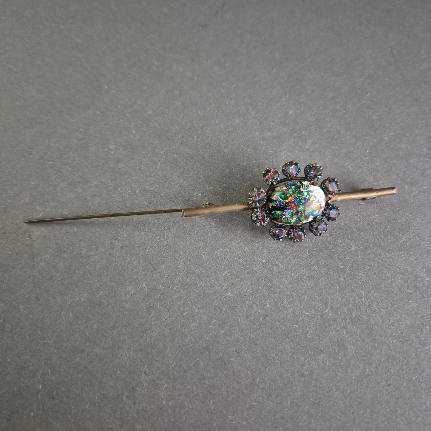 Elegante Vintage-Brosche mit schillernden Kristallen – Zeitlose Eleganz