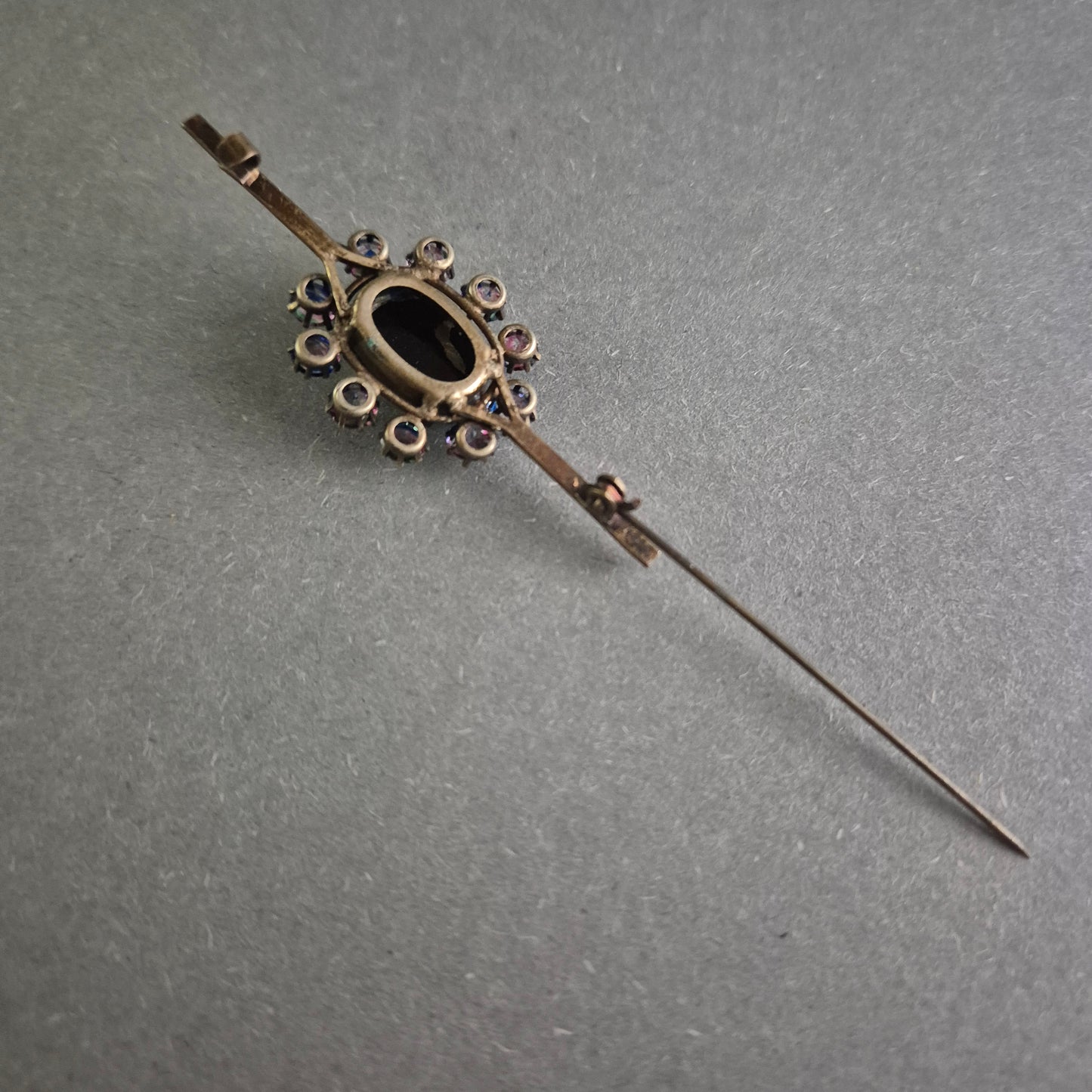 Elegante Vintage-Brosche mit schillernden Kristallen – Zeitlose Eleganz