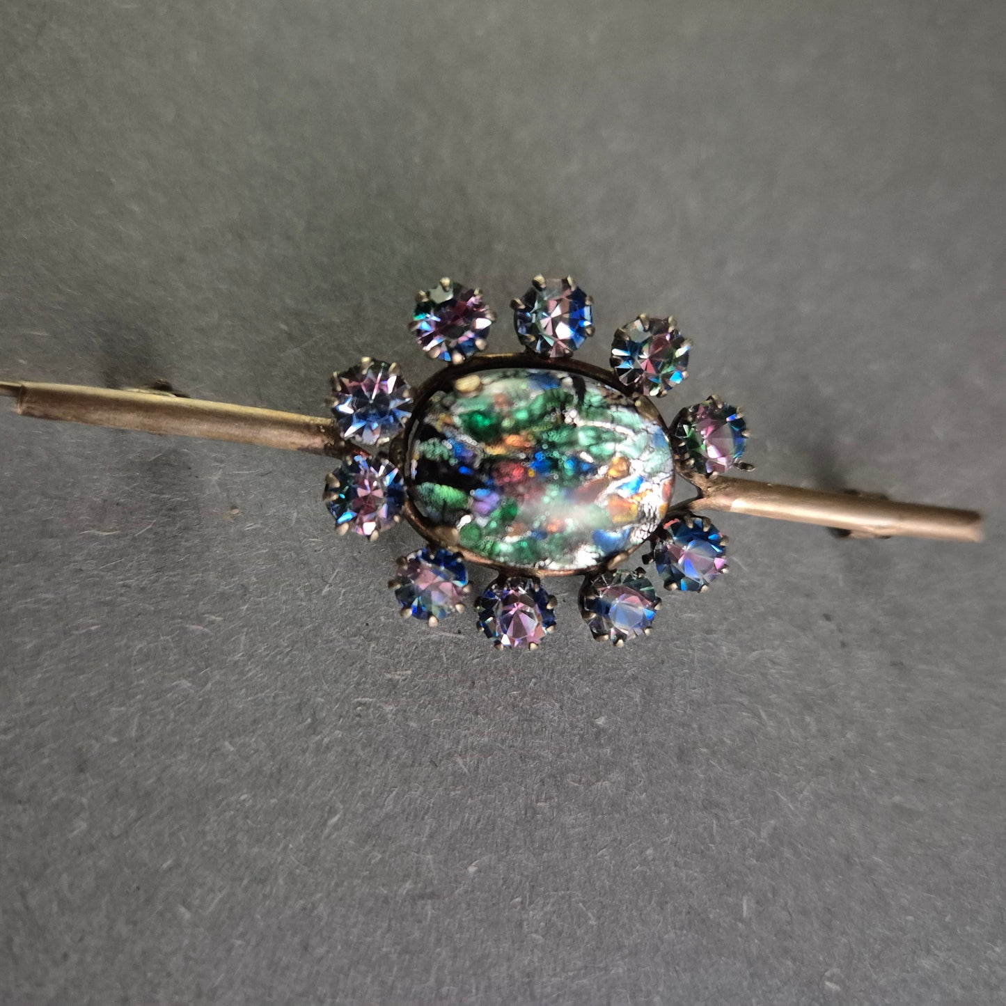 Elegante Vintage-Brosche mit schillernden Kristallen – Zeitlose Eleganz