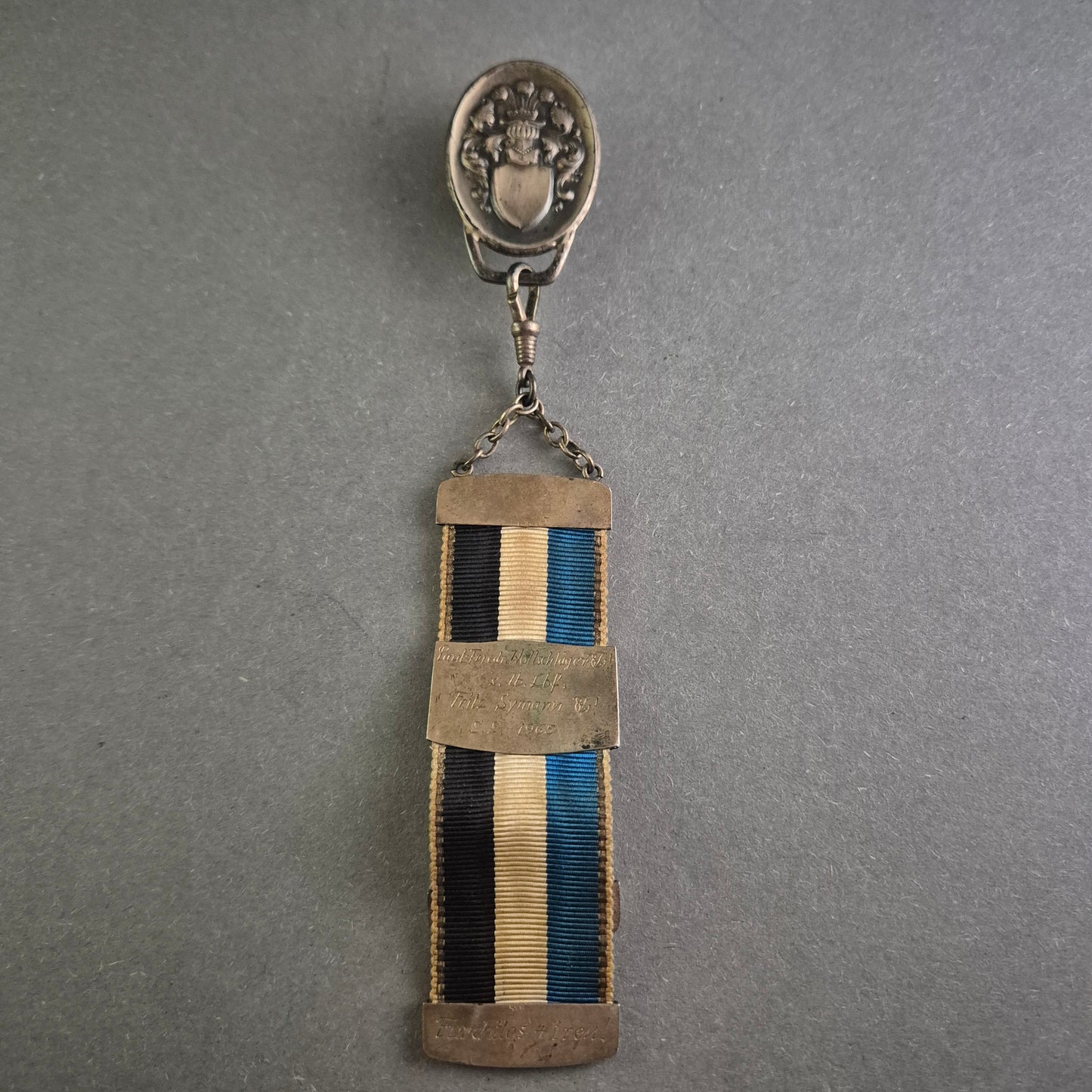 Antikes Band mit Wappenanhänger – Historisches Sammlerstück mit Gravur