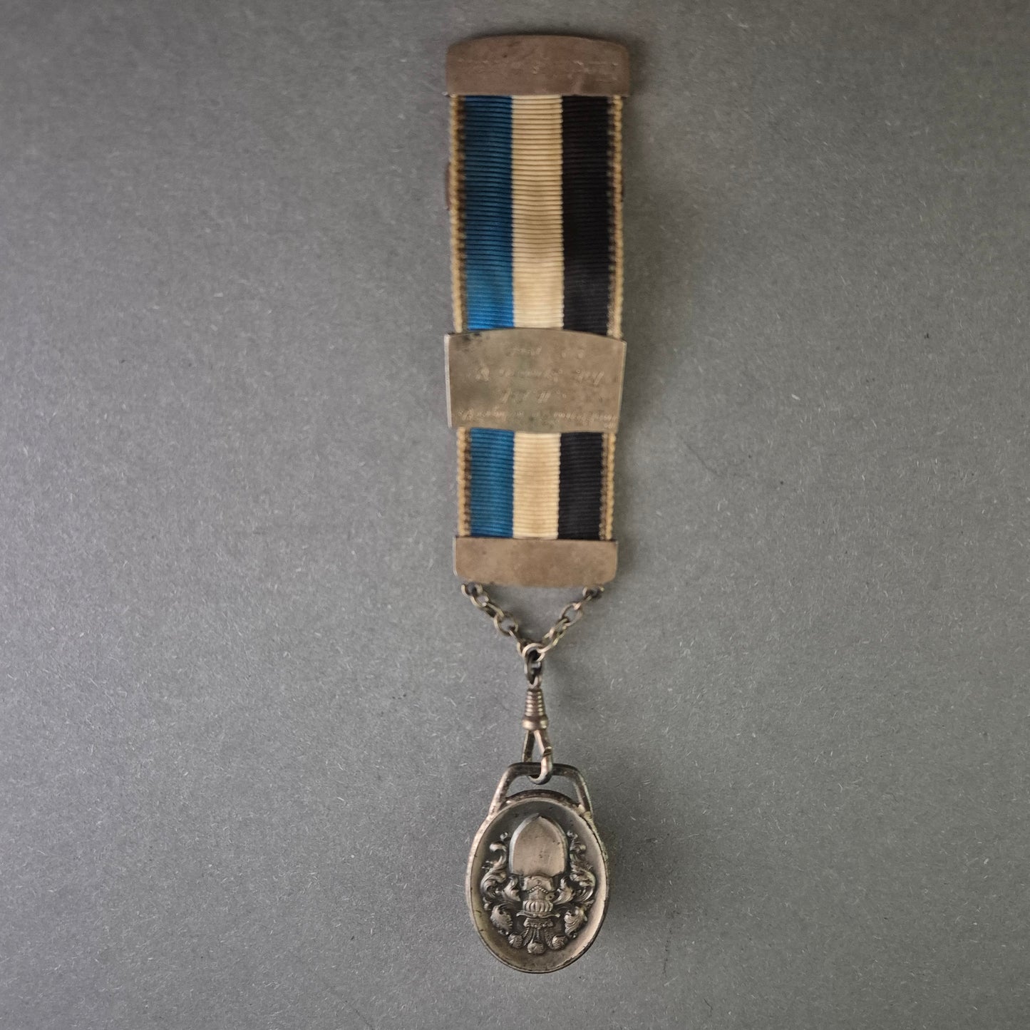 Antikes Band mit Wappenanhänger – Historisches Sammlerstück mit Gravur