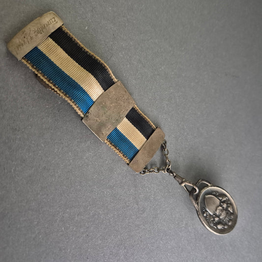 Antikes Band mit Wappenanhänger – Historisches Sammlerstück mit Gravur