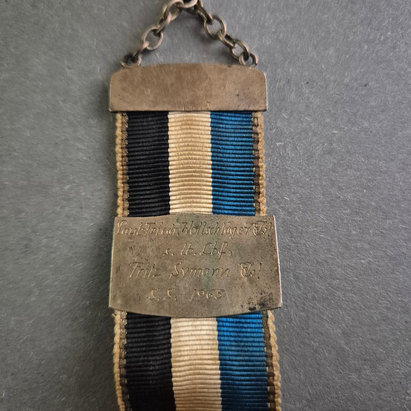 Antikes Band mit Wappenanhänger – Historisches Sammlerstück mit Gravur