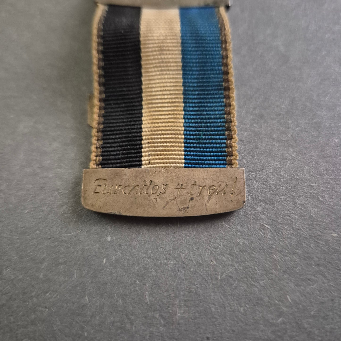 Antikes Band mit Wappenanhänger – Historisches Sammlerstück mit Gravur