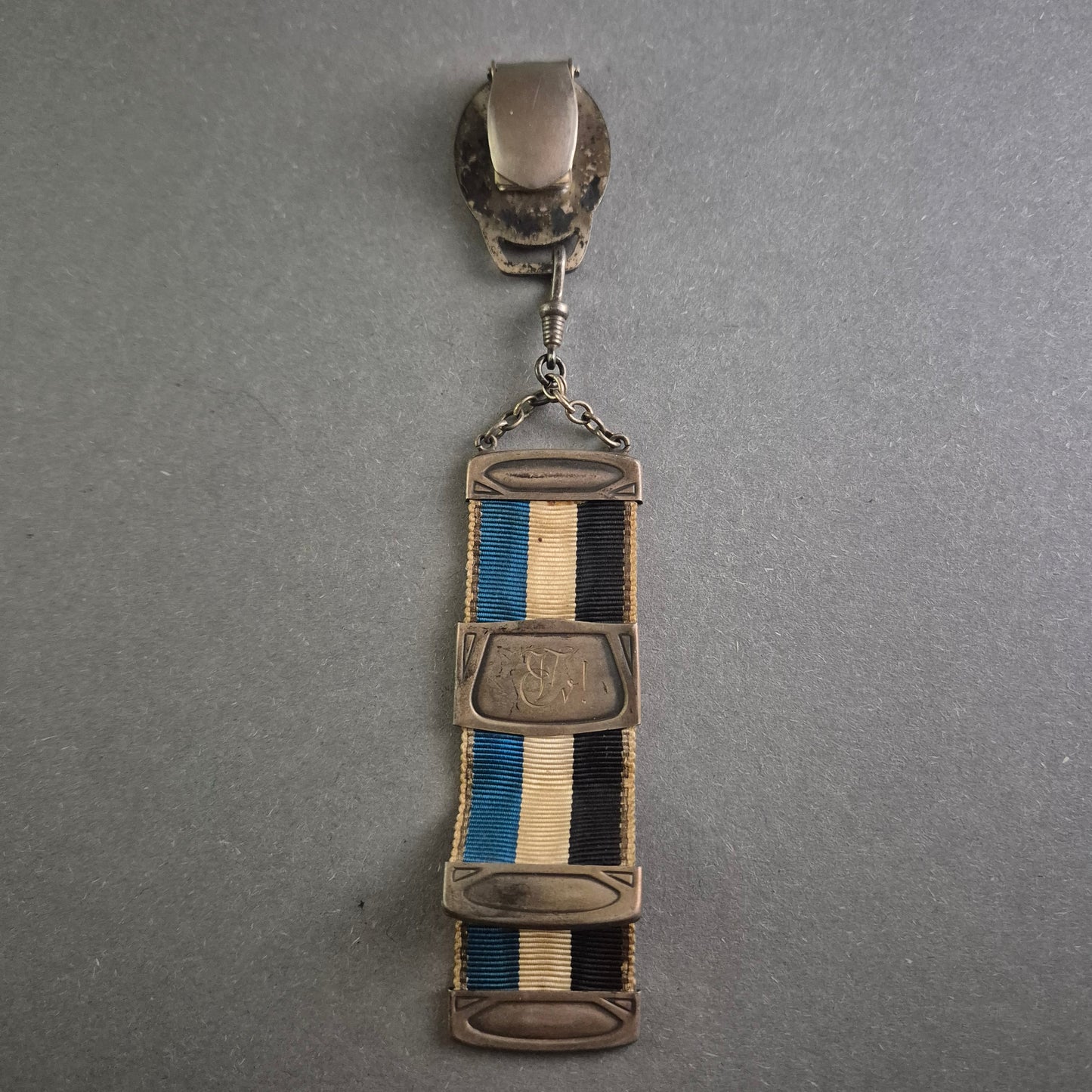 Antikes Band mit Wappenanhänger – Historisches Sammlerstück mit Gravur