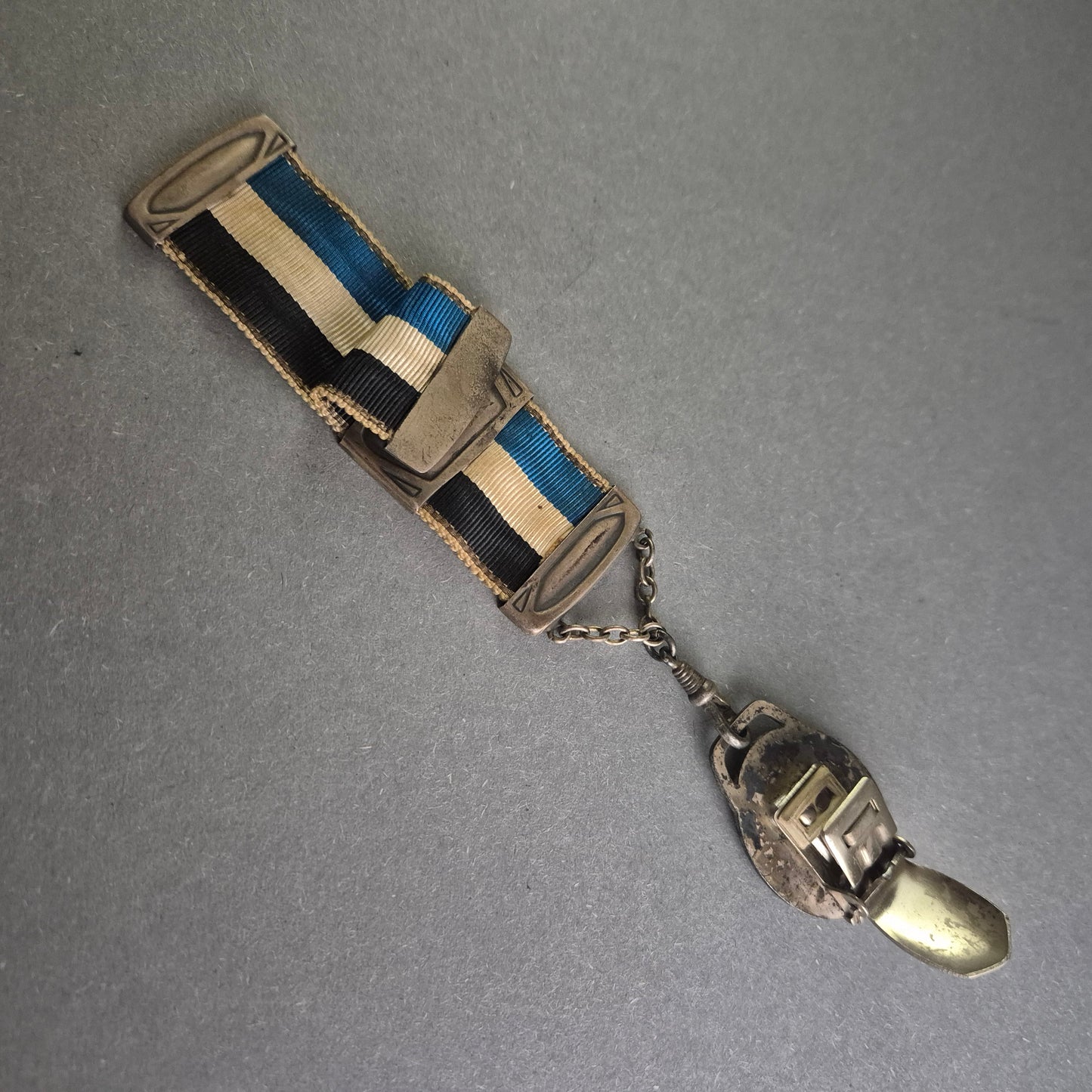 Antikes Band mit Wappenanhänger – Historisches Sammlerstück mit Gravur