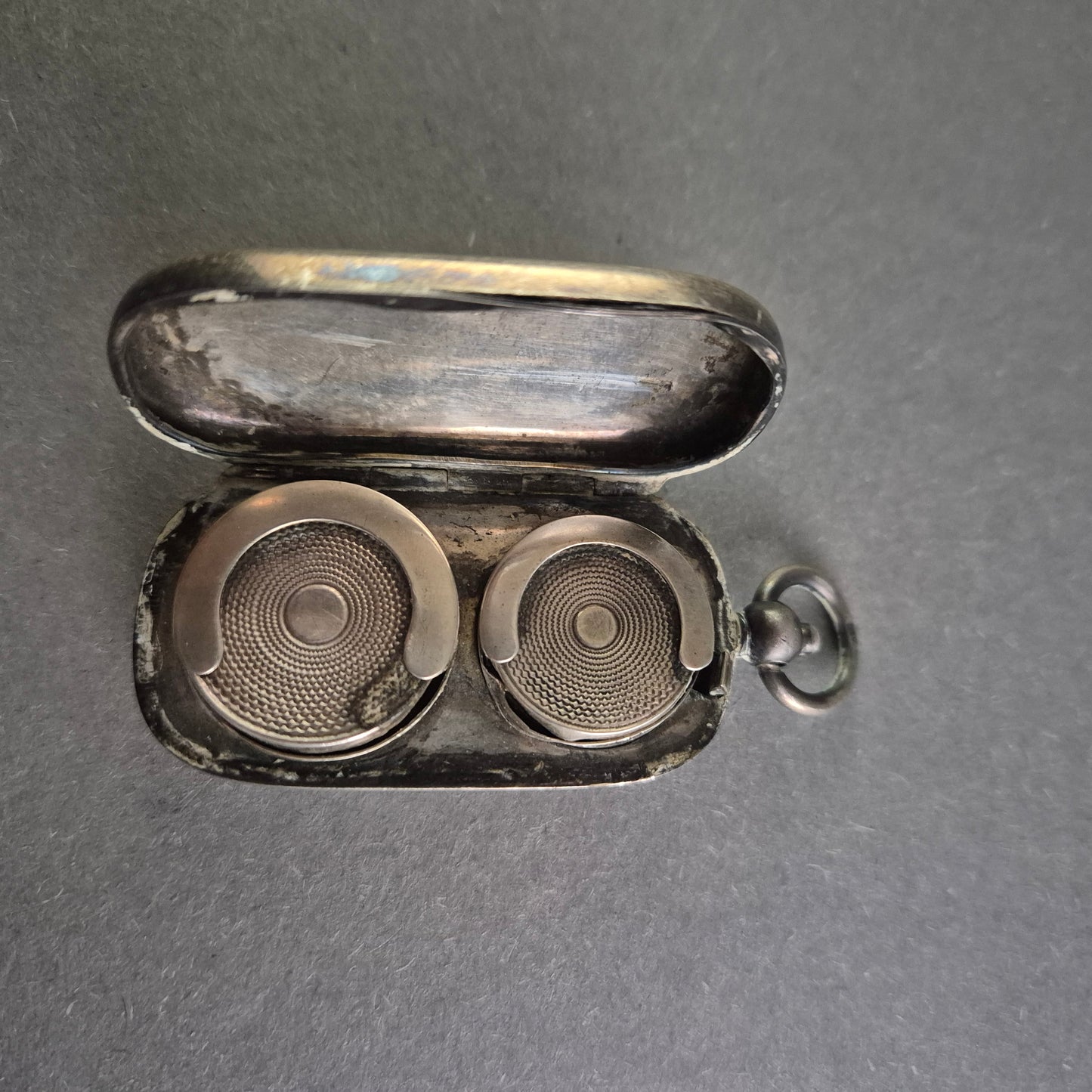 Antikes Silbernes Etui – Doppeldöschen mit Anhänger