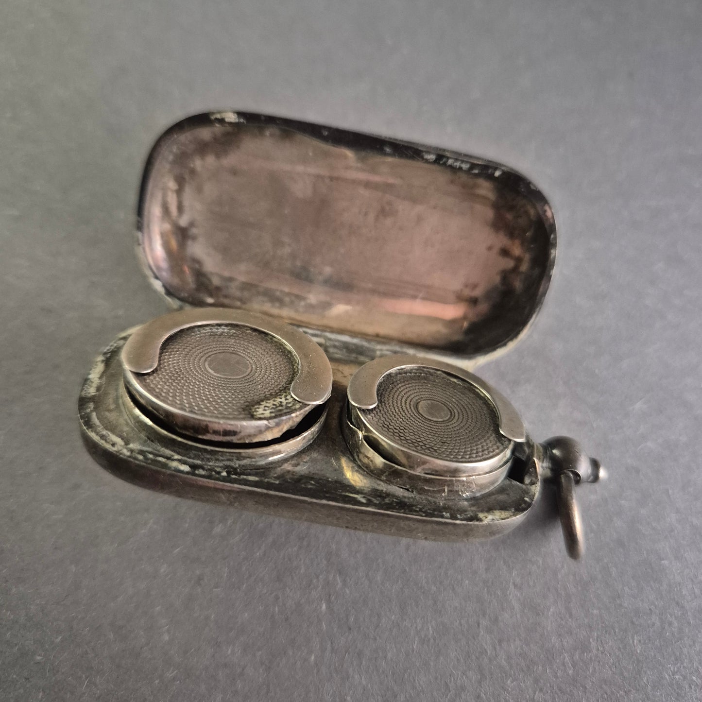 Antikes Silbernes Etui – Doppeldöschen mit Anhänger