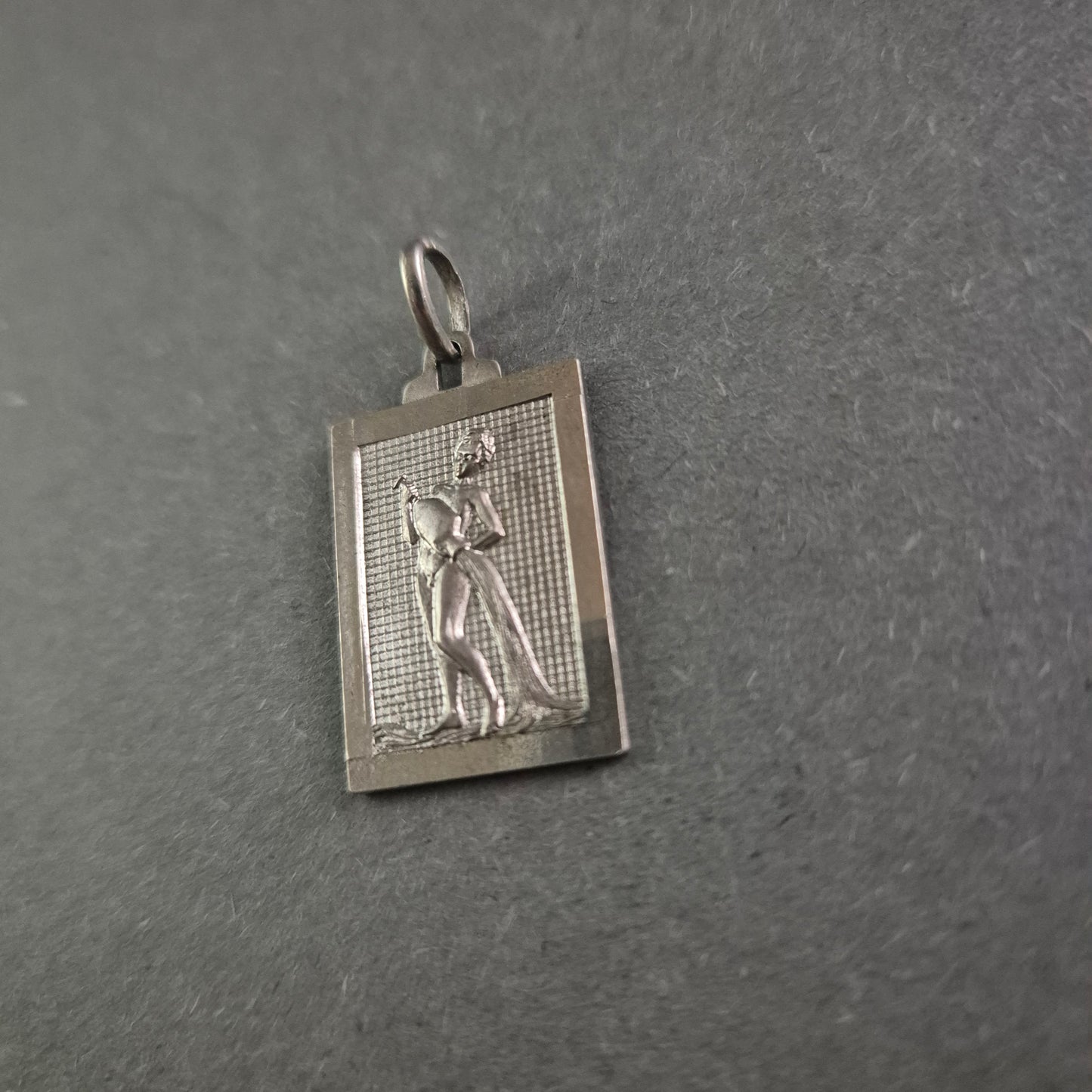 Eleganter Silberanhänger mit Gravur – Klassisches Design