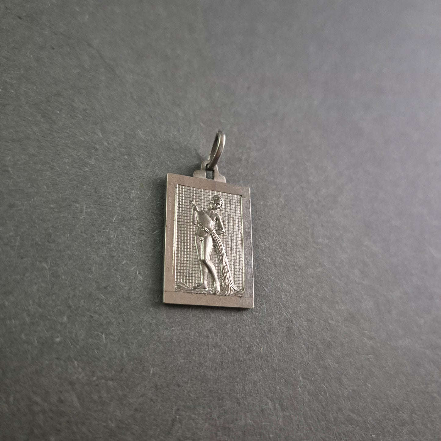 Eleganter Silberanhänger mit Gravur – Klassisches Design