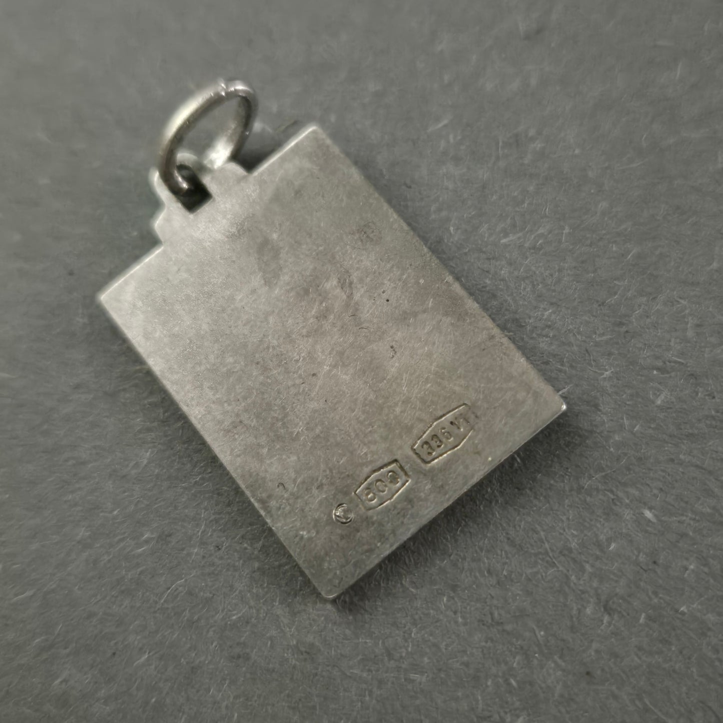 Eleganter Silberanhänger mit Gravur – Klassisches Design