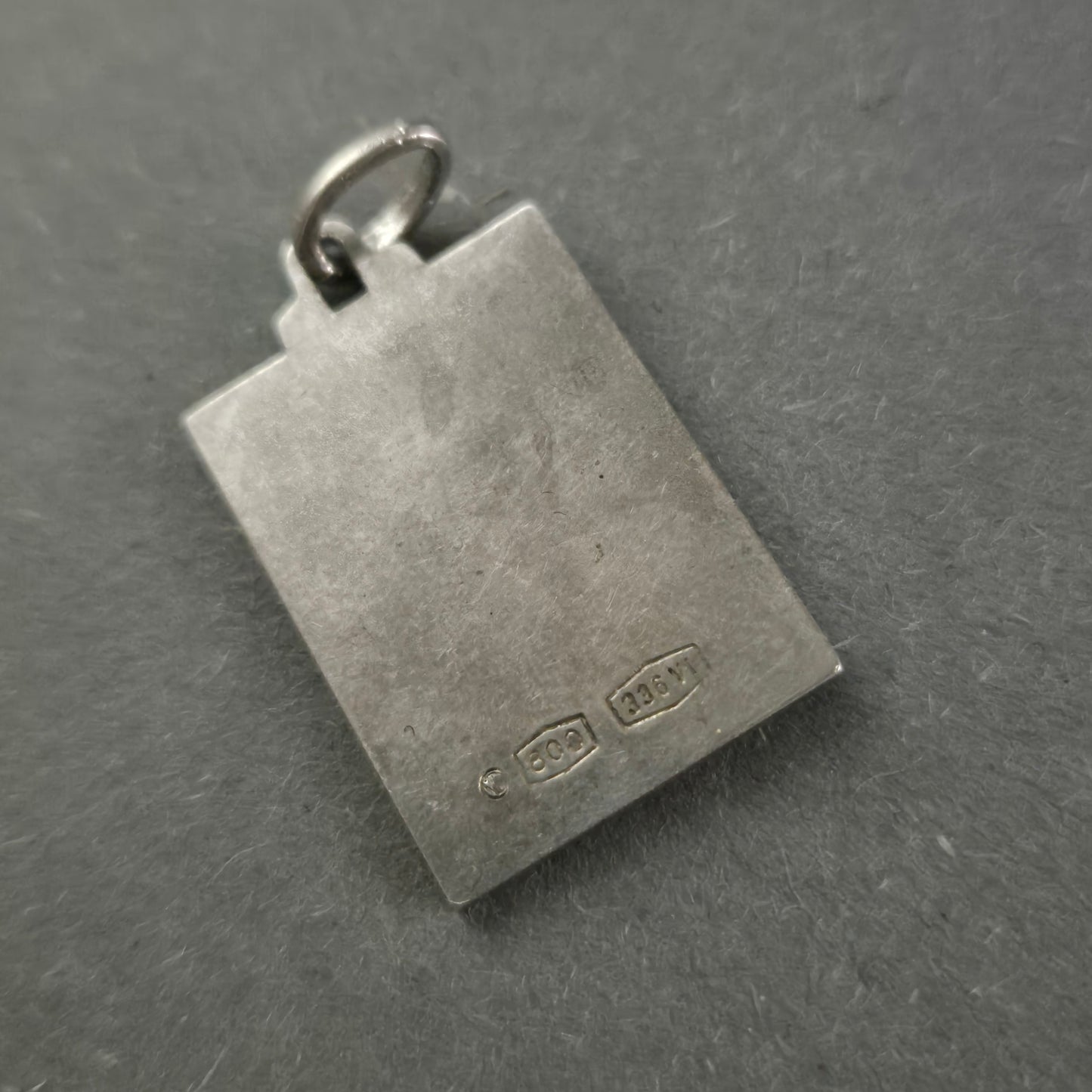 Eleganter Silberanhänger mit Gravur – Klassisches Design