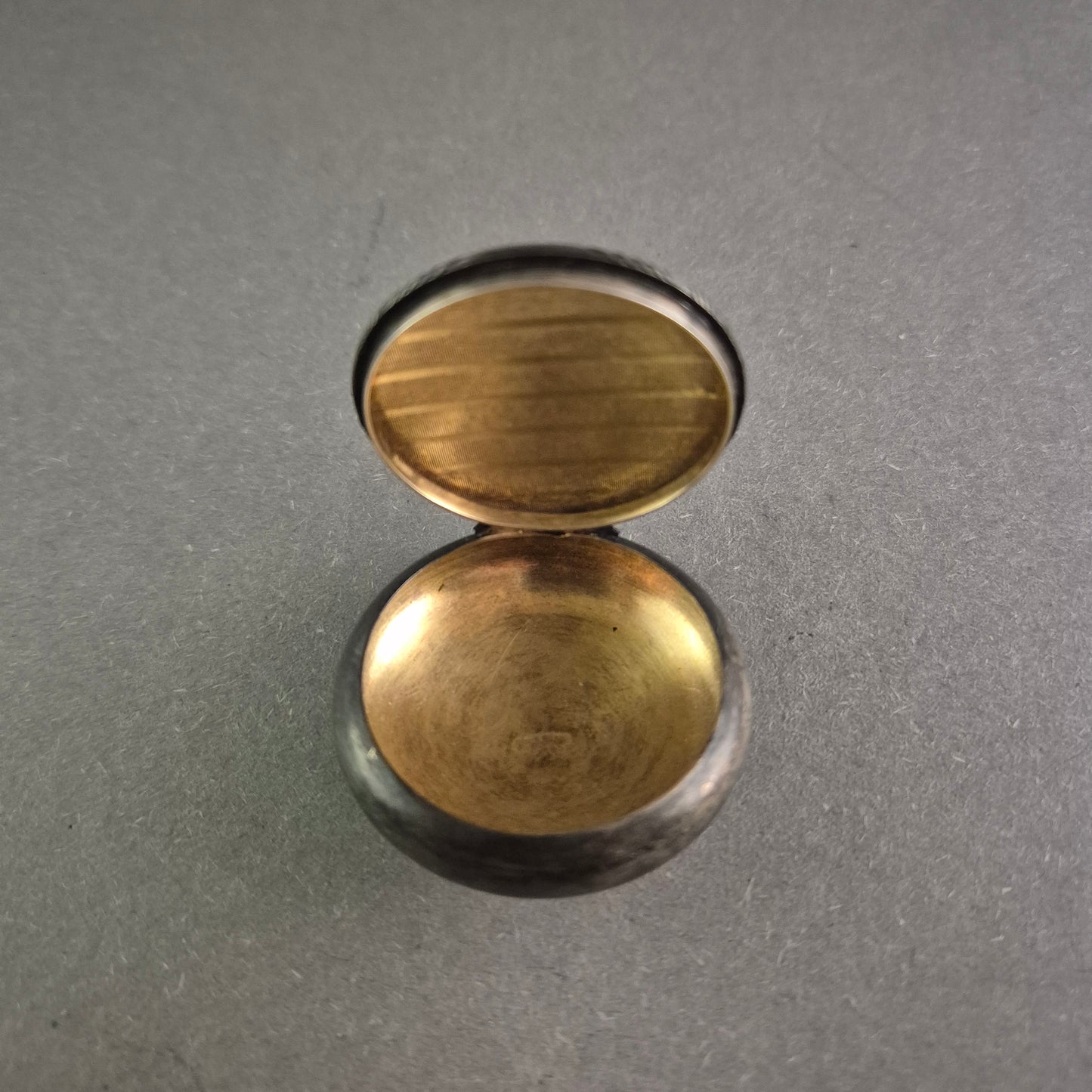 Antikes Runddöschen aus Silber – Zeitloses Design mit Gold-Innenleben