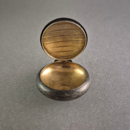 Antikes Runddöschen aus Silber – Zeitloses Design mit Gold-Innenleben