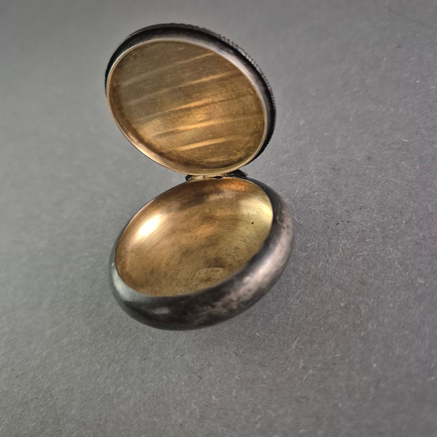 Antikes Runddöschen aus Silber – Zeitloses Design mit Gold-Innenleben