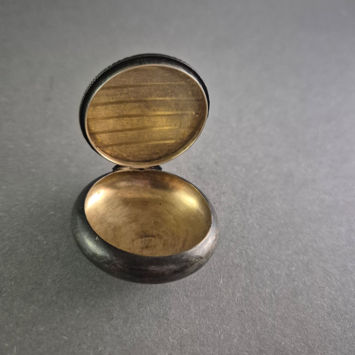 Antikes Runddöschen aus Silber – Zeitloses Design mit Gold-Innenleben