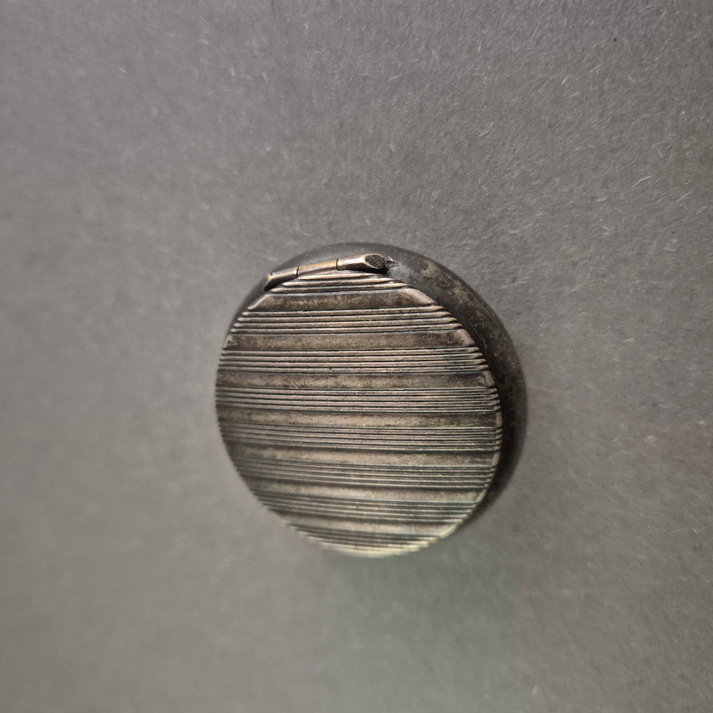 Antikes Runddöschen aus Silber – Zeitloses Design mit Gold-Innenleben