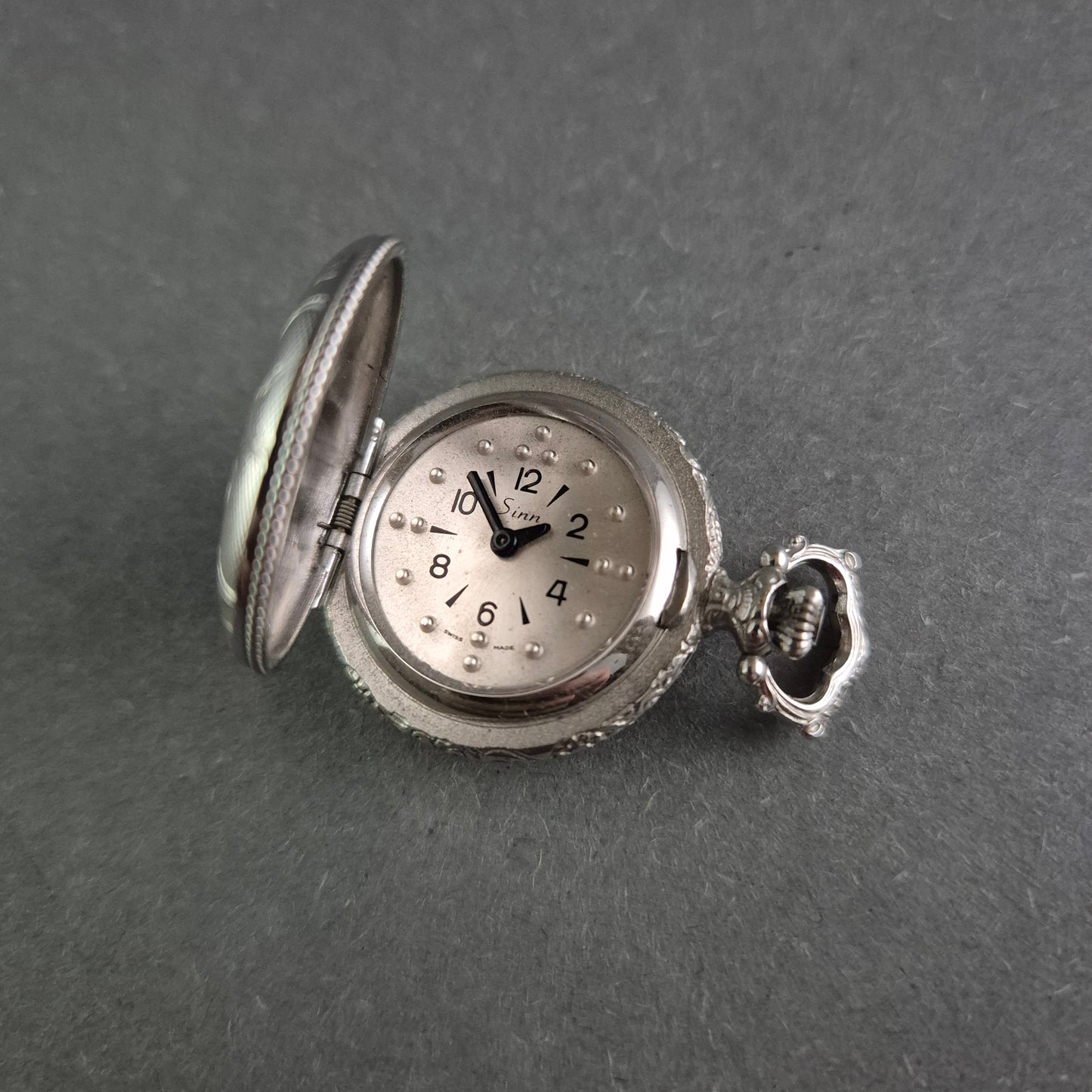 Elegante Sinn Taschenuhr – Florale Gravur im klassischen Design