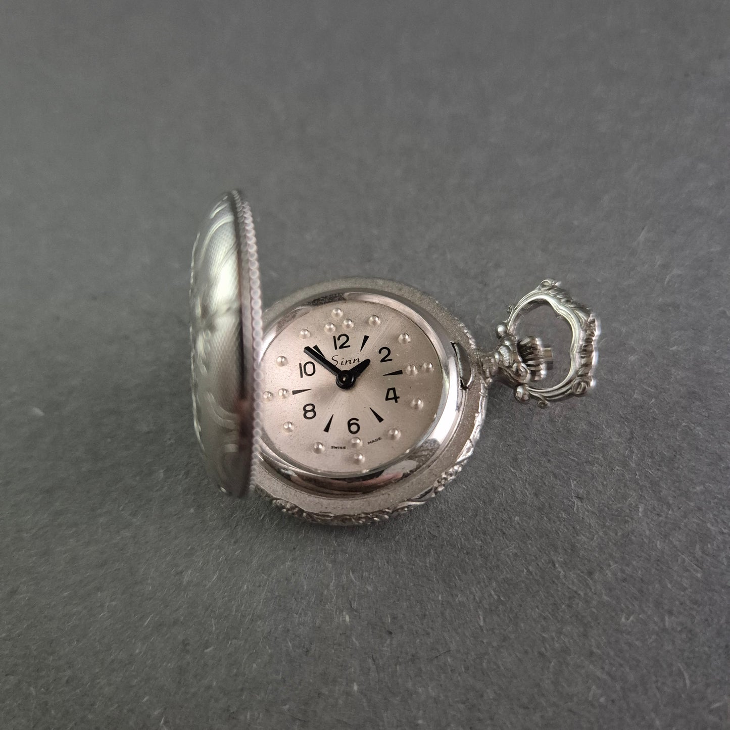 Elegante Sinn Taschenuhr – Florale Gravur im klassischen Design