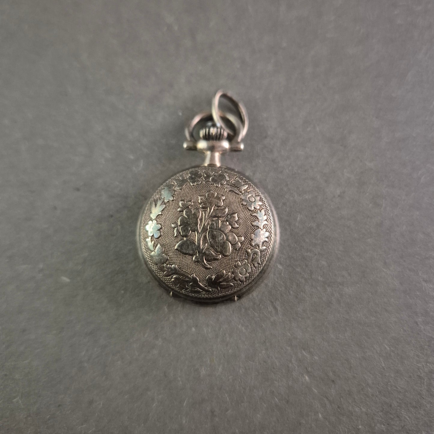 Pallas Jowa Taschenuhr – Florale Gravur und klassisches Design