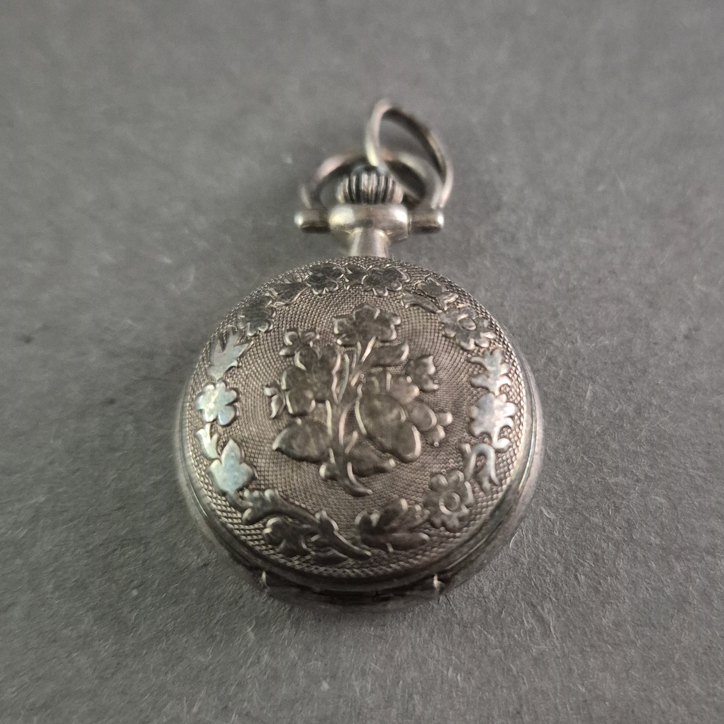 Pallas Jowa Taschenuhr – Florale Gravur und klassisches Design