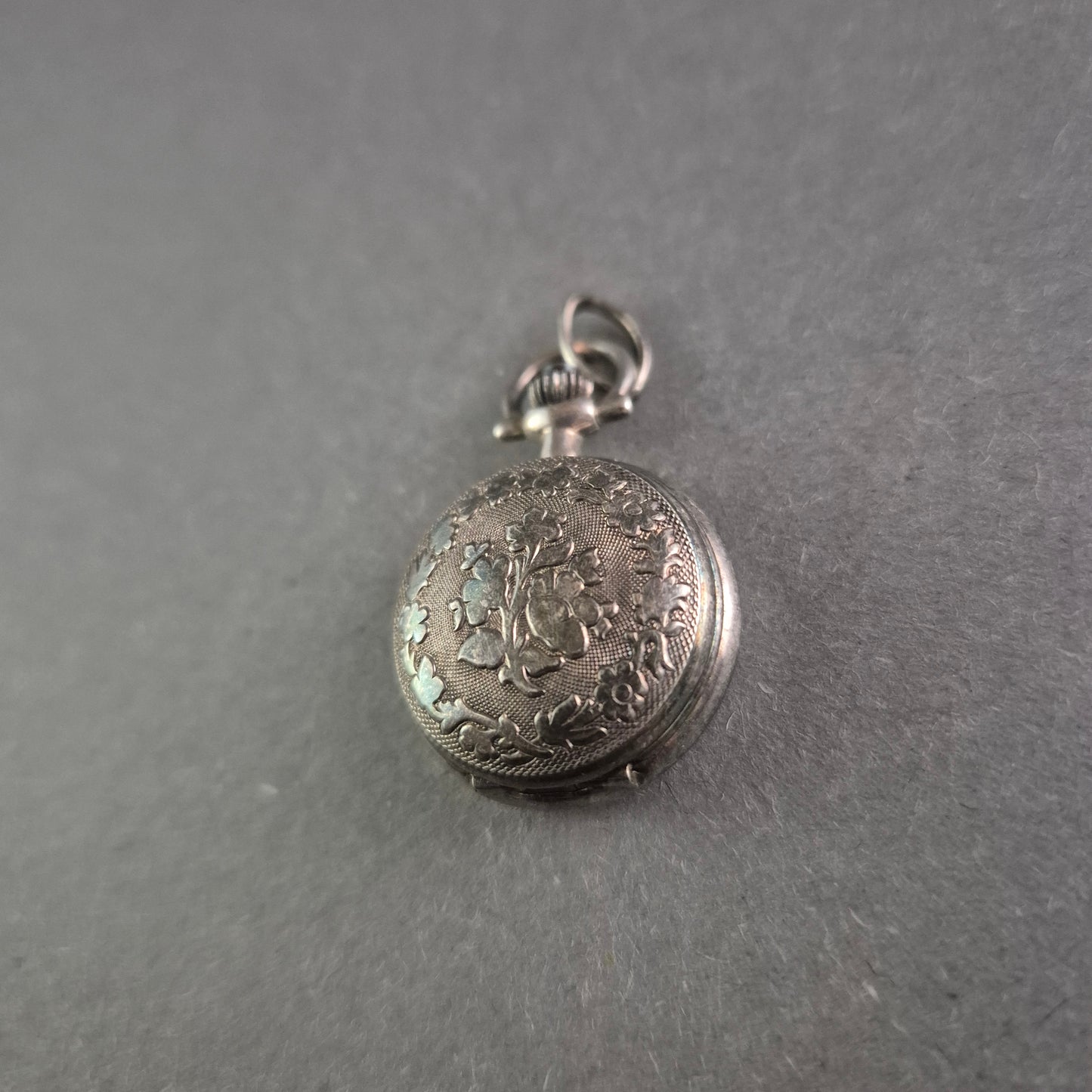 Pallas Jowa Taschenuhr – Florale Gravur und klassisches Design