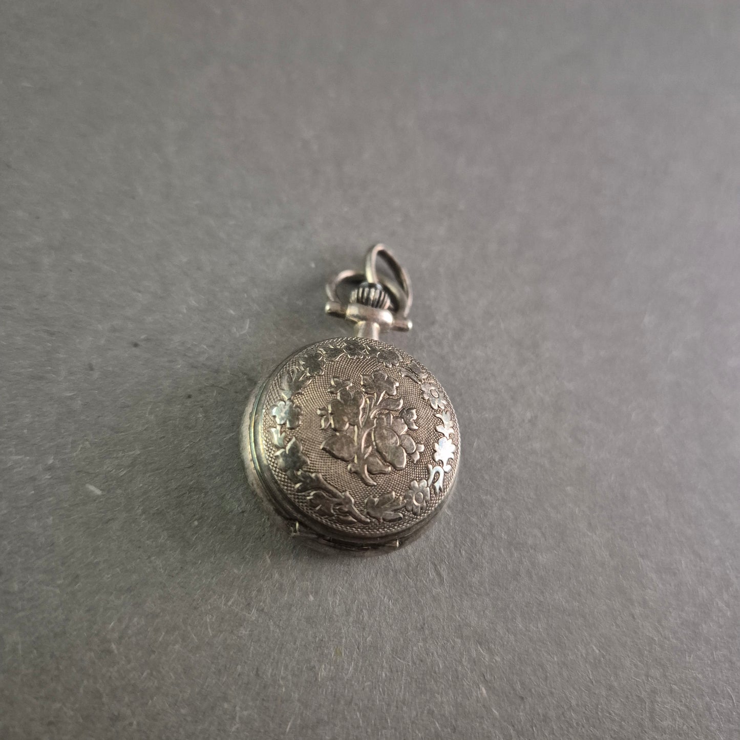 Pallas Jowa Taschenuhr – Florale Gravur und klassisches Design